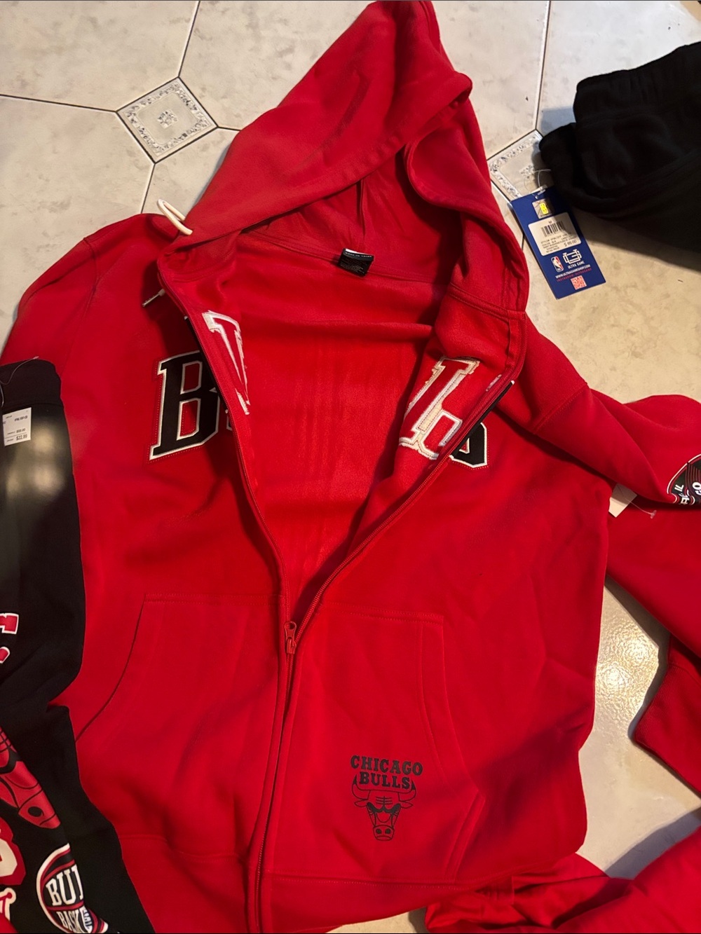 NBA Chicago Bulls Red & Black Men's 2 Hoodie & 3 Tee 2 Pants Bundle - Picture 5 of 6
